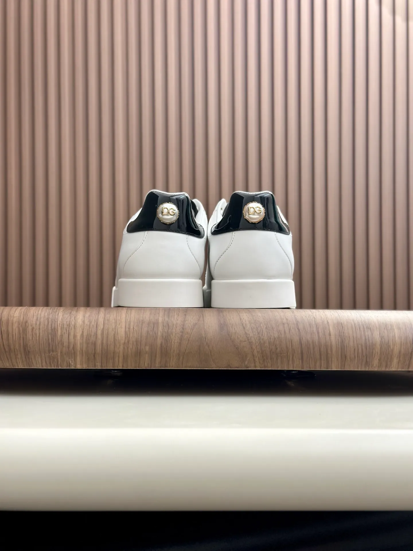 New product 💰800 DG Dolce & Gabbana men's shoes 💰ortofino calfskin sneakers ♞size; 39~44 (customized 38.45.46) Iconic men's shoes 💰ortofino series of sneakers, classic and timeless style, now presented with fashionable details. The calfskin engraved DG logo is a subtle finishing touch. Men's shoes💰ortofino calfskin sneakers: